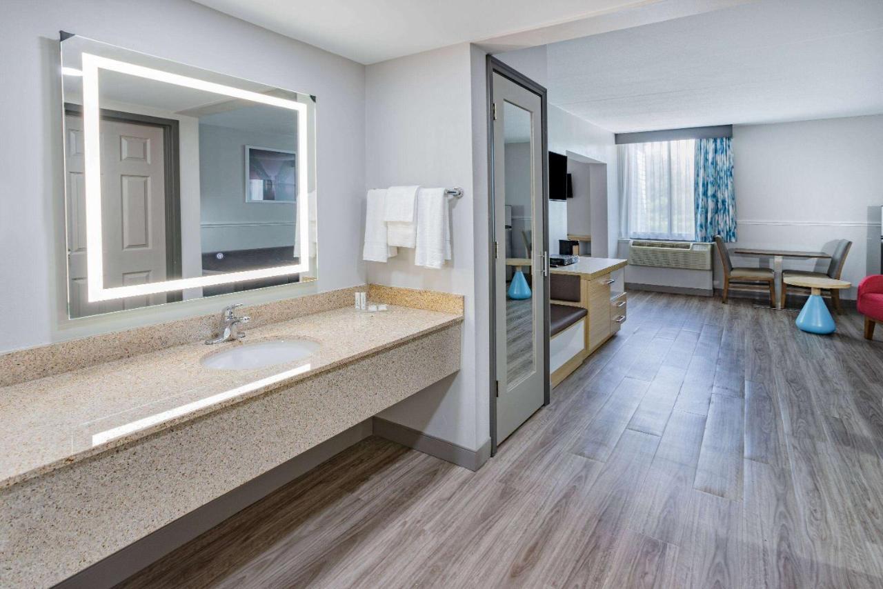 Wingate By Wyndham Fishkill Hotel Exterior photo
